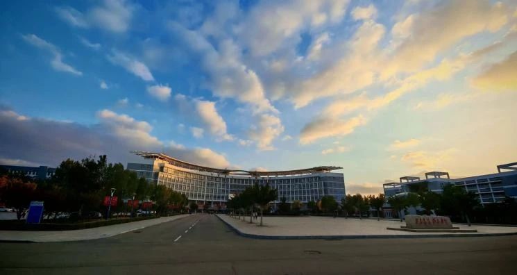 秋意正濃，詩畫校園